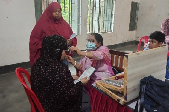 বেনাপোলে বিনামূল্যে চক্ষু চিকিৎসা সেবা নিলেন প্রায় ১৫০০ রোগী, দেওয়া হলো খাবার