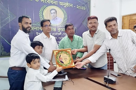 নড়াইল গণপূর্ত বিভাগের উপবিভাগীয় প্রকৌশলীকে সংবর্ধনা