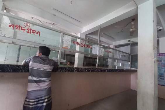 আলীকদম সোনালী ব্যাংকে বিদ্যুৎ ও নেটওয়ার্ক বিপর্যয়: সেবা না পেয়ে ক্ষুব্ধ গ্রাহক, ম্যানেজারের হুমকির অভিযোগ
