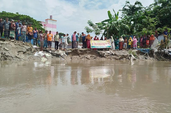 নড়াইলের বড়দিয়ায় নদীভাঙন রোধে ব্যবসায়ী ও এলাকাবাসীর মানববন্ধন