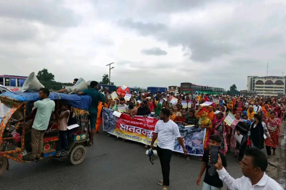 ‘আগে পুনর্বাসন, পরে উচ্ছেদ’—টঙ্গীতে বস্তিবাসীর মহাসড়ক অবরোধ