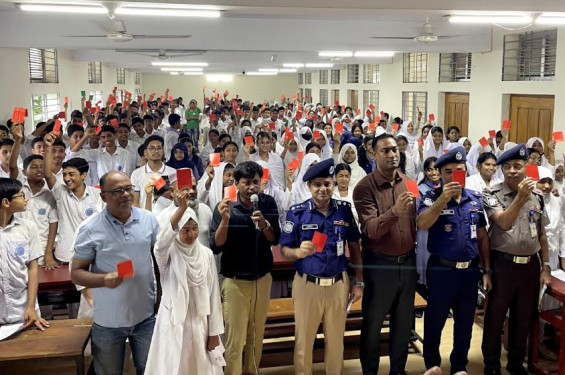 নোয়াখালীতে কিশোর অপরাধ ও মাদককে লাল কার্ড দেখিয়ে শিক্ষার্থীদের শপথ