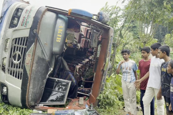 কালীগঞ্জে বাস নিয়ন্ত্রণ হারিয়ে খাদে পড়ে ২০ জন আহত