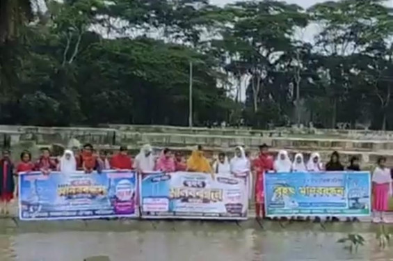 তেঁতুলিয়ার ভাঙন রোধে নদীর পাড়জুড়ে টেকসই বাঁধ ও সেতুর দাবিতে সাড়ে ৪ কিলোমিটার মানববন্ধন