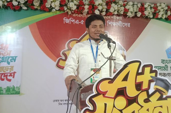 পঞ্চগড়ে জিপিএ-৫ পাওয়া কৃতী শিক্ষার্থীরা পেল ক্রেস্ট ও শিক্ষাসামগ্রী