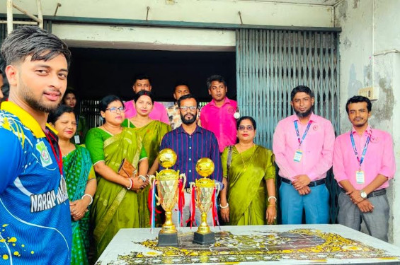 নড়াইল নার্সিং কলেজে ফুটবল টুর্নামেন্টে বিজয়ী দলকে ট্রফি প্রদান