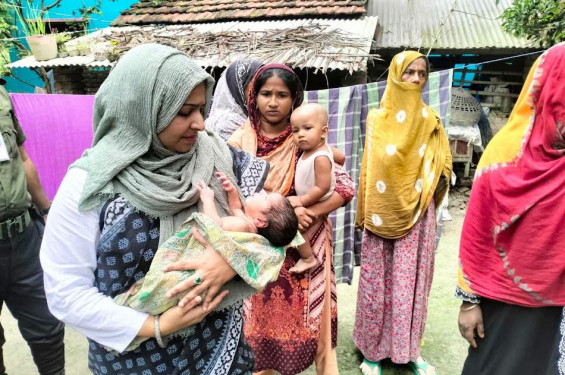 মা-হারানো নবজাতককে কোলে নিলেন ইউএনও: ভুল চিকিৎসায় ক্লিনিক সিলগালা ও জরিমানা