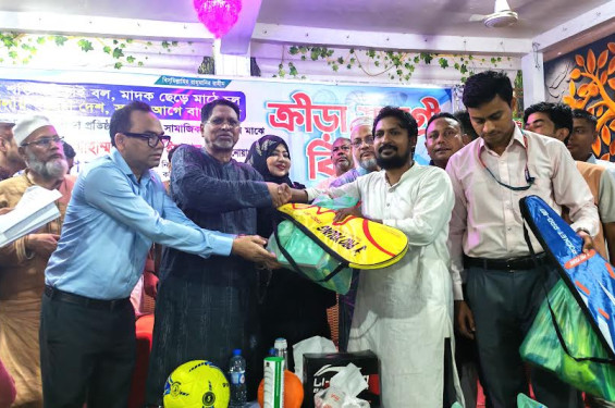 নোয়াখালীর কবিরহাটে মাদক রুখতে শিক্ষাপ্রতিষ্ঠানসহ ৭৫টি সংগঠনকে ক্রীড়াসামগ্রী বিতরণ