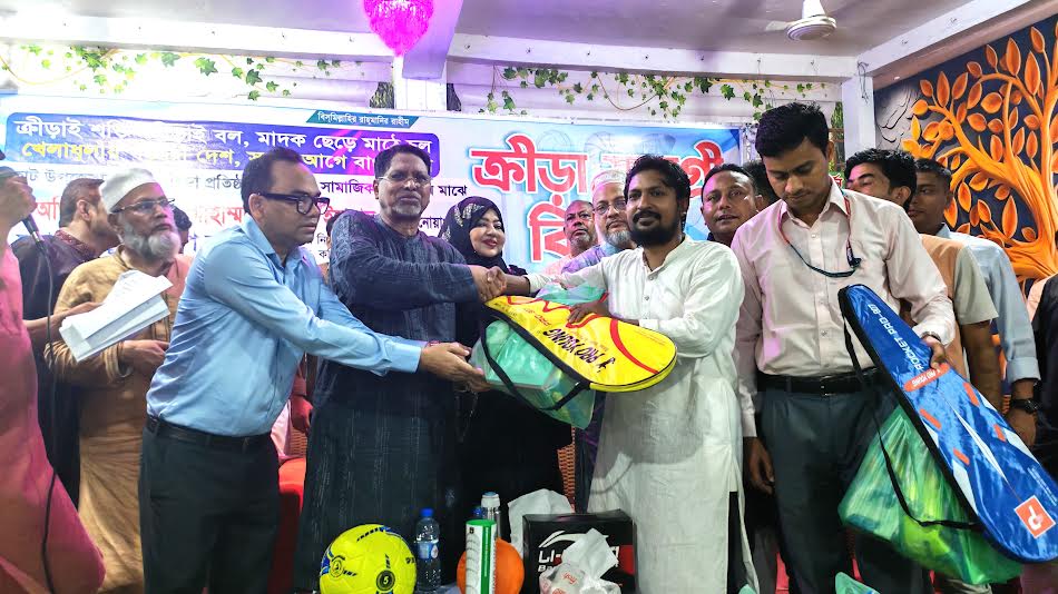 নোয়াখালীর কবিরহাটে মাদক রুখতে শিক্ষাপ্রতিষ্ঠানসহ ৭৫টি সংগঠনকে ক্রীড়াসামগ্রী বিতরণ