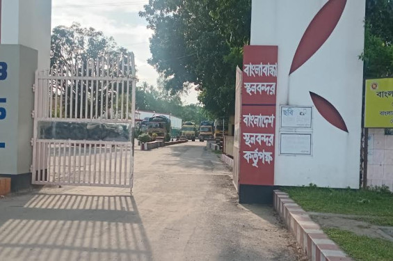 পঞ্চগড়ের বাংলাবান্ধা স্থলবন্দরের লেবার হ্যান্ডেলিং আওয়ামী লীগ ঠিকাদারের দখলে, সেবা না দিয়েই অর্থ আদায়ের অভিযোগ
