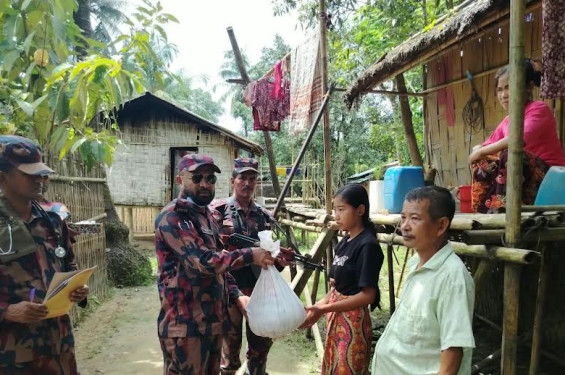 আলীকদমে ডায়রিয়া আক্রান্ত হয়ে মৃত্যু: ক্ষুদ্র নৃগোষ্ঠীর মাঝে বিজিবির বিনামূল্যে চিকিৎসা ও খাদ্য বিতরণ