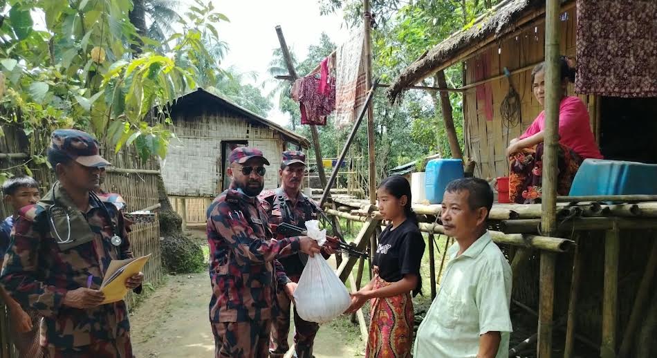 আলীকদমে ডায়রিয়া আক্রান্ত হয়ে মৃত্যু: ক্ষুদ্র নৃগোষ্ঠীর মাঝে বিজিবির বিনামূল্যে চিকিৎসা ও খাদ্য বিতরণ