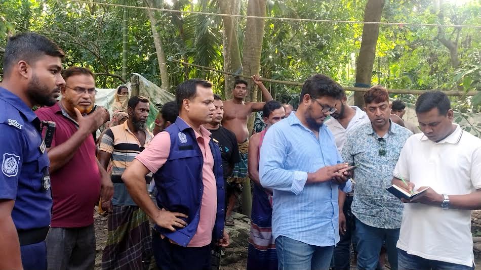 রশি ধরে টান দিতে বিস্ফোরিত হলো পটকা জাতীয় বস্তু