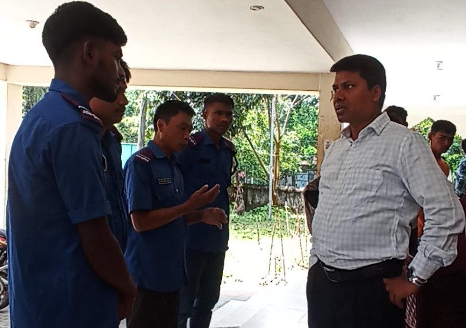 আলীকদমের ২ নম্বর চৈক্ষ্যং ইউপিতে স্থানীয় সরকারের উপপরিচালকের আকস্মিক পরিদর্শন