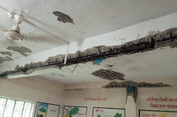 রাণীনগরে ৫৩টি প্রাথমিক বিদ্যালয় ভবনের বিম-ওয়ালে ফাটল, খসে পড়ছে ছাদের পলেস্তারা চরম আতঙ্ক ও উৎকণ্ঠায় শিক্ষক-শিক্ষার্থী