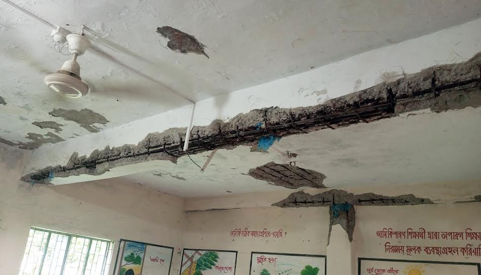 রাণীনগরে ৫৩টি প্রাথমিক বিদ্যালয় ভবনের বিম-ওয়ালে ফাটল, খসে পড়ছে ছাদের পলেস্তারা চরম আতঙ্ক ও উৎকণ্ঠায় শিক্ষক-শিক্ষার্থী