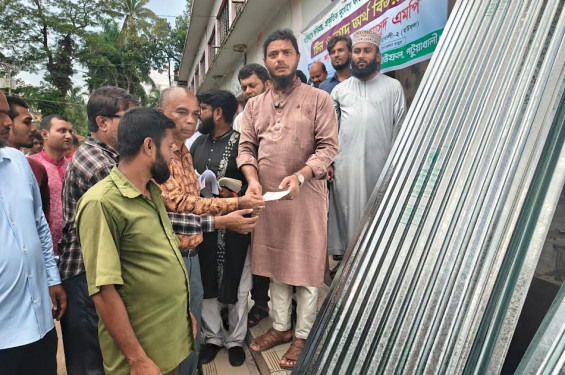 বাউফলে ক্ষতিগ্রস্ত ৩১ পরিবারের মাঝে ঢেউটিন ও নগদ অর্থ বিতরণ