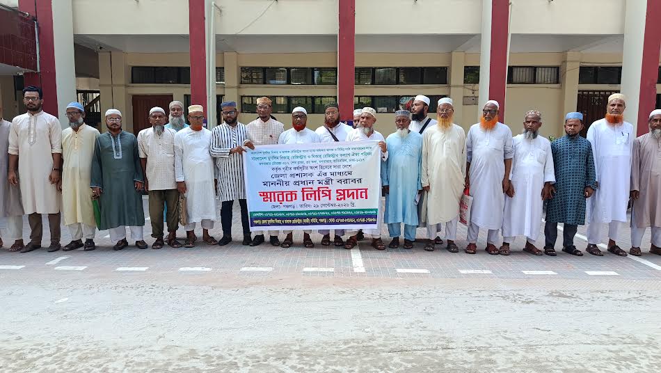 বিয়ের বয়স কমানোসহ আট দফা দাবিতে পঞ্চগড়ে নিকাহ রেজিস্ট্রারদের মানববন্ধন