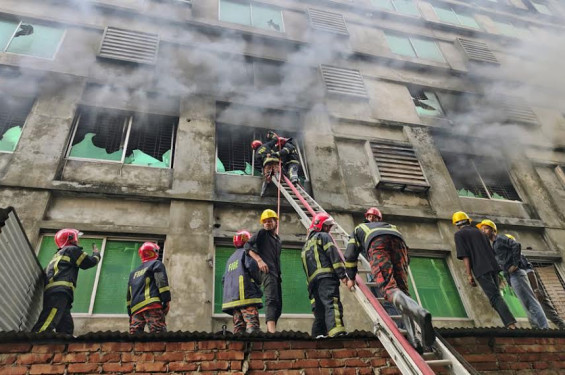 গাজীপুরে পোশাক কারখানায় আগুন, ৯ ইউনিটের অভিযানে উদ্ধার ৬৯ জন