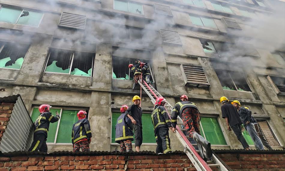 গাজীপুরে পোশাক কারখানায় আগুন, ৯ ইউনিটের অভিযানে উদ্ধার ৬৯ জন