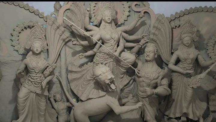 শার্শা ও বেনাপোলে ৩২ মণ্ডপে প্রতিমা তৈরিতে ব্যস্ত মৃৎশিল্পীরা