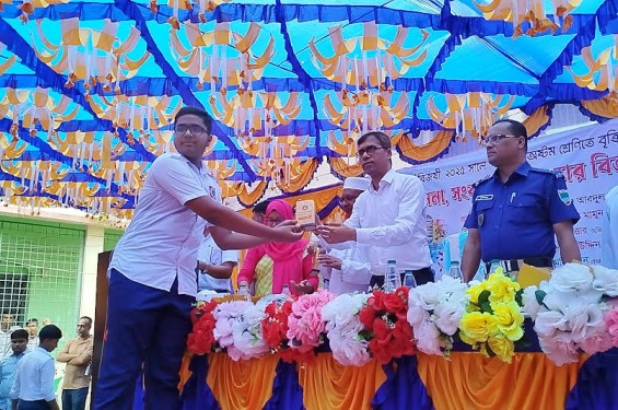 নড়াইল সরকারি উচ্চ বিদ্যালয়ের ৭৭ কৃতি শিক্ষার্থীকে সংবর্ধনা