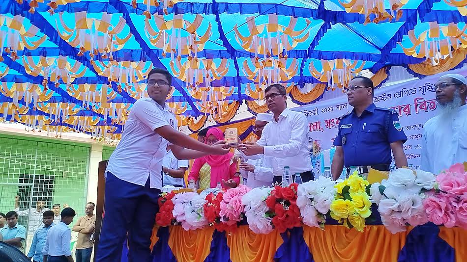 নড়াইল সরকারি উচ্চ বিদ্যালয়ের ৭৭ কৃতি শিক্ষার্থীকে সংবর্ধনা