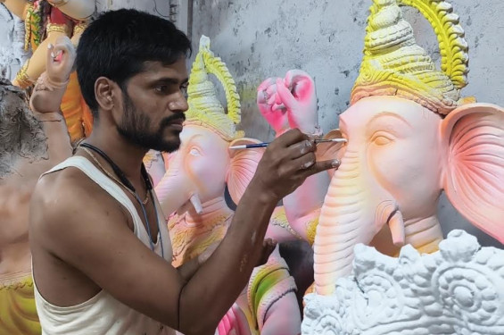 ৩৬১ মণ্ডপে দুর্গাপূজার প্রস্তুতি, দিন-রাত প্রতিমা তৈরিতে ব্যস্ত শিল্পীরা