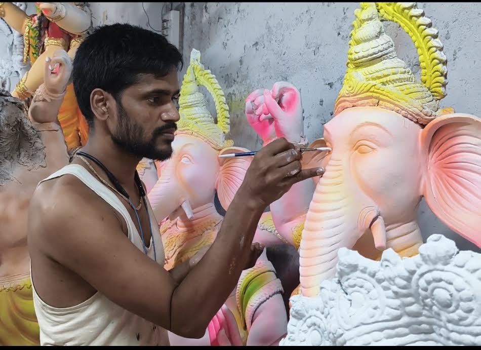 ৩৬১ মণ্ডপে দুর্গাপূজার প্রস্তুতি, দিন-রাত প্রতিমা তৈরিতে ব্যস্ত শিল্পীরা