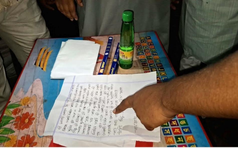 নরসিংদীতে যুবদল নেতার বাড়ির ফটকে কাফনের কাপড়, ‘জয় বাংলা, জয় বঙ্গবন্ধু’ স্লোগানসংবলিত চিরকুটে প্রাণনাশের হুমকির অভিযোগ