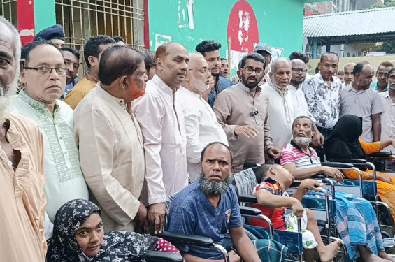 কালীগঞ্জে কোলা ইউনিয়ন বিএনপির উদ্যোগে হুইলচেয়ার, পেশাজীবীদের উপকরণ ও নারীদের মাঝে গাছের চারা বিতরণ