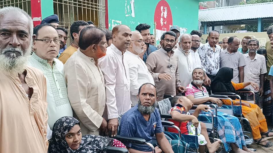 কালীগঞ্জে কোলা ইউনিয়ন বিএনপির উদ্যোগে হুইলচেয়ার, পেশাজীবীদের উপকরণ ও নারীদের মাঝে গাছের চারা বিতরণ