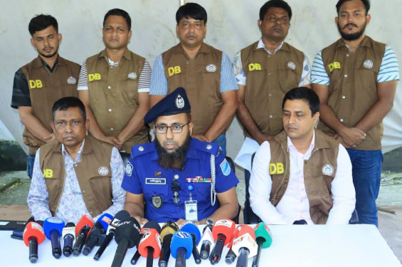 নরসিংদীতে বসতঘর থেকে লোডেড পিস্তল ও ৪টি গুলিসহ চিহ্নিত অপরাধী গ্রেপ্তার