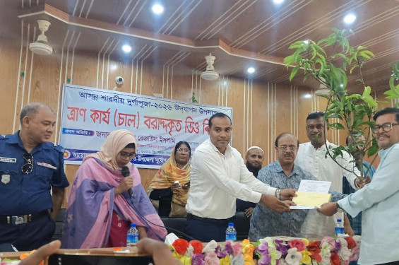 রাণীনগরে দুর্গাপূজা উপলক্ষে ৫০টি মন্দিরে সরকারি অনুদান, এমপির পক্ষ থেকে ধুতি উপহার