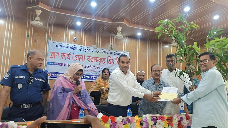রাণীনগরে দুর্গাপূজা উপলক্ষে ৫০টি মন্দিরে সরকারি অনুদান, এমপির পক্ষ থেকে ধুতি উপহার