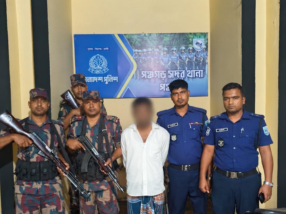পঞ্চগড় সীমান্তে বিজিবির হাতে আসামিসহ ৮০ বোতল মাদক জব্দ