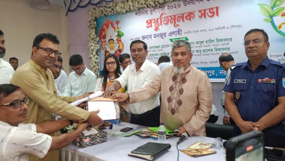 ৭০ পূজামণ্ডপে এমপির সাড়ে ৩ লাখ টাকা ও ৩০০ শাড়ি উপহার