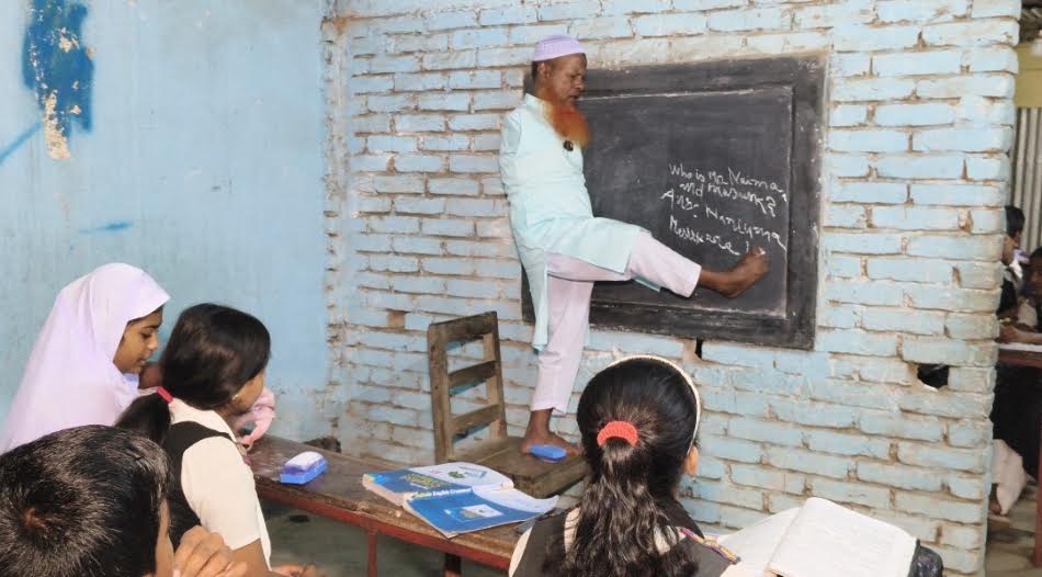 পা দিয়ে লেখেন, গড়েছেন ১৪৫ শিক্ষার্থীর ভবিষ্যৎ! দুঃখু মিয়ার গল্প পৌঁছাল প্রধানমন্ত্রীর কাছে