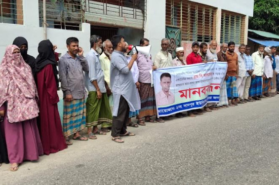 নোয়াখালীতে সাংবাদিক এমবি আলমের বিরুদ্ধে অপপ্রচারের প্রতিবাদে মানববন্ধন
