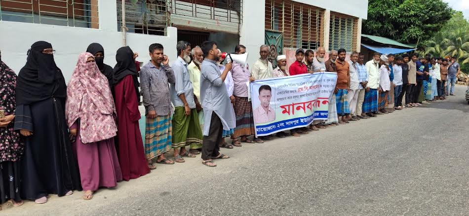 নোয়াখালীতে সাংবাদিক এমবি আলমের বিরুদ্ধে অপপ্রচারের প্রতিবাদে মানববন্ধন