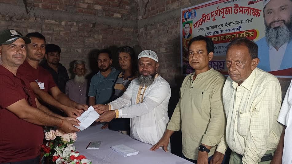 জয়পুরহাটে পূজামণ্ডপে অনুদান দিলেন চেয়ারম্যান পদপ্রার্থী আবদুল আলিম