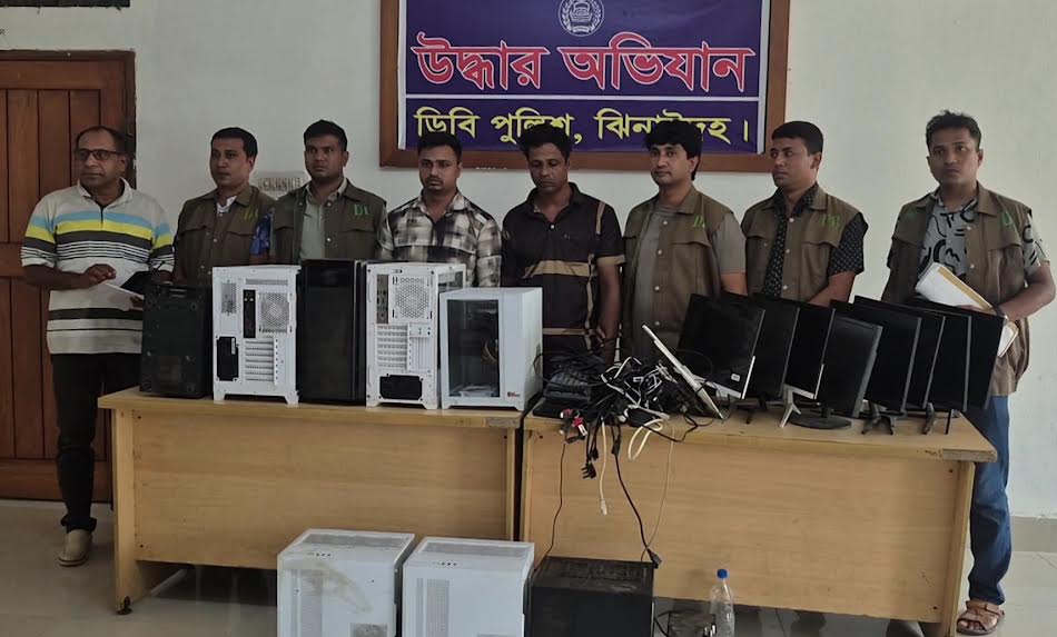 অনলাইন জুয়া পরিচালনার অভিযোগে বাবা-ছেলে গ্রেপ্তার, ৮টি কম্পিউটার জব্দ