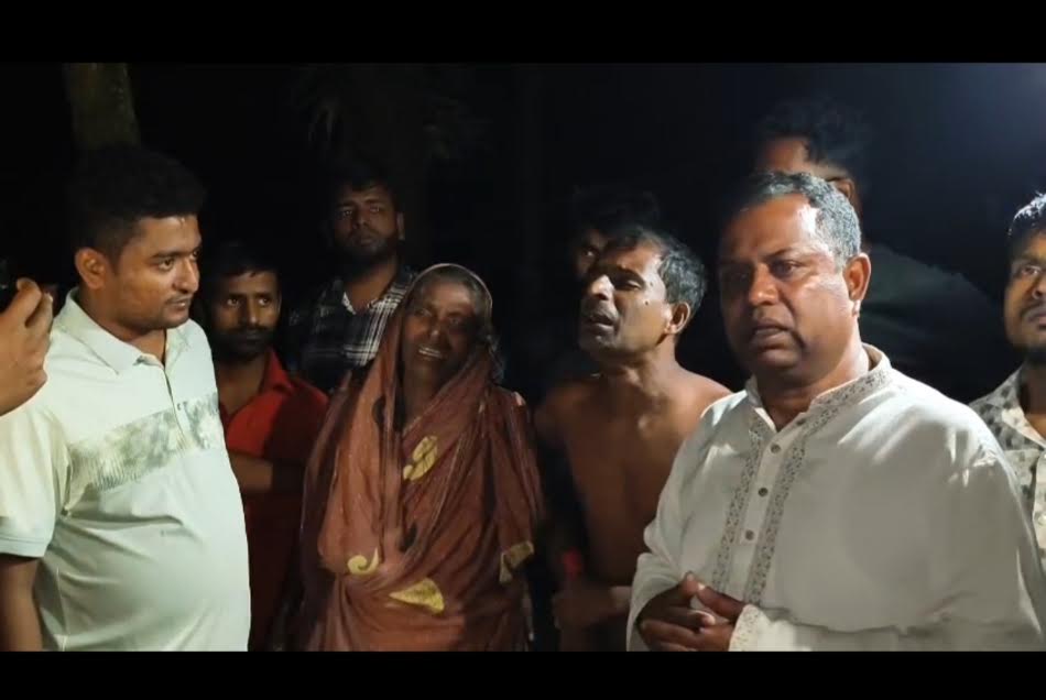 বাউফলে অগ্নিকাণ্ডে ক্ষতিগ্রস্ত মোশাররফের পাশে পৌর বিএনপির সভাপতি হুমায়ুন কবির, দিলেন ১ লাখ টাকা সহায়তা