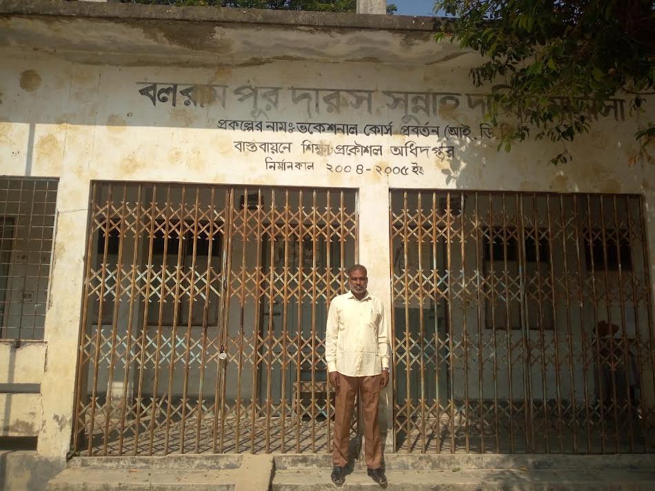 দুই মেয়ের মুখে খাবার তুলে দিতে ঋণের বোঝা, ১৮ বছরেও মেলেনি বেতন-ভাতা: ধারদেনায় চলছে সংসার