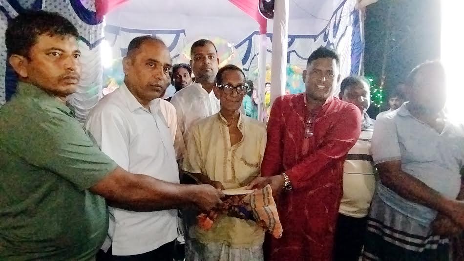 লোহাগড়ায় বিভিন্ন পূজামণ্ডপে অনুদান দিলেন শ্রমিক দল নেতা ও ইউপি চেয়ারম্যান প্রার্থী হুমায়ুন কবির