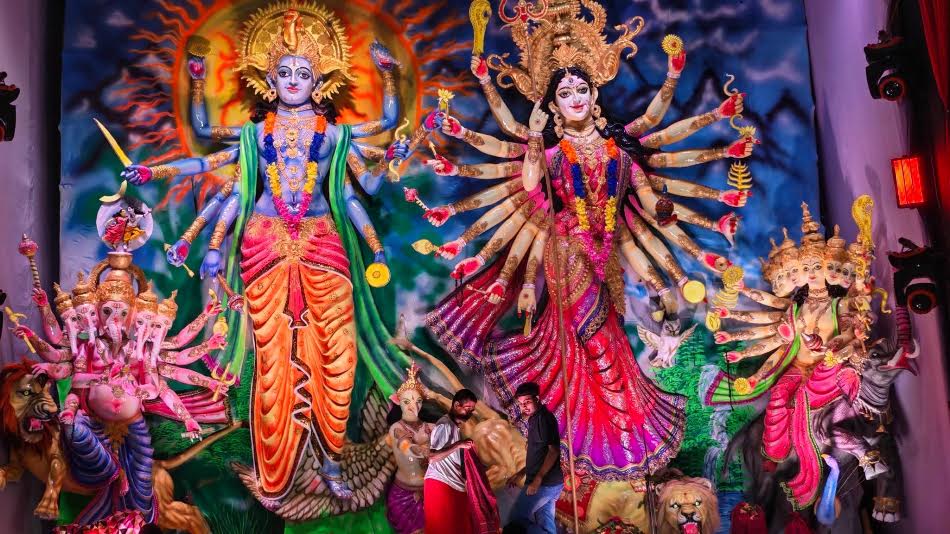 নরসিংদীতে দেশের সর্ববৃহৎ দাবি করা ১৮ ফুটের লক্ষ্মী প্রতিমা, দেখতে দর্শনার্থীদের ভিড়