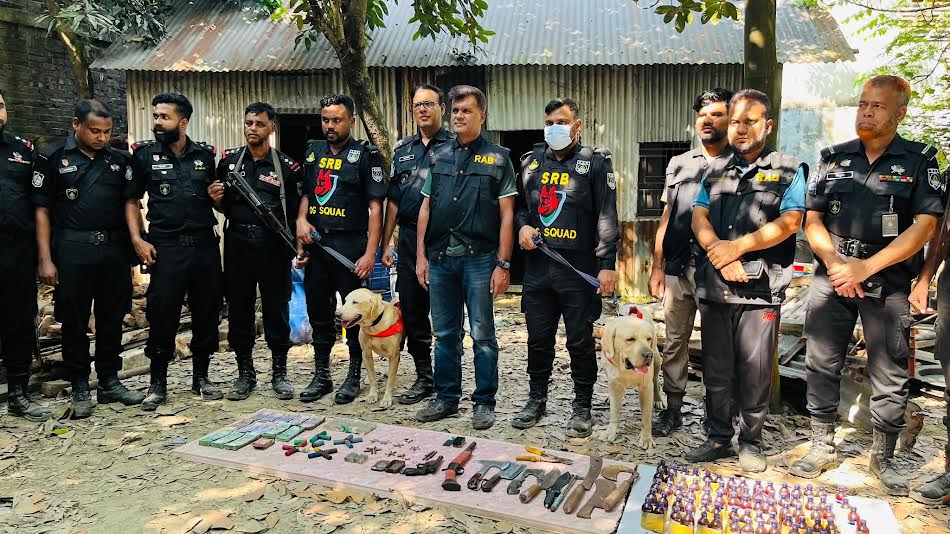 নির্মাণাধীন ভবনে অস্ত্র ও মাদক, নগদ ১০ লাখ ৭১ হাজার টাকা উদ্ধার