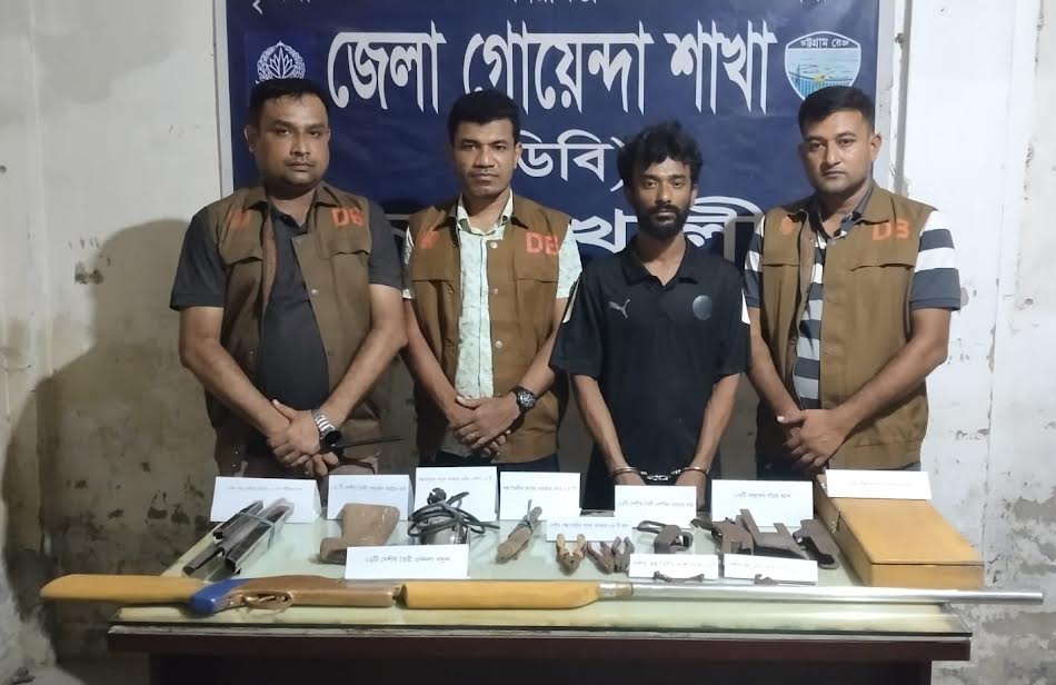 নোয়াখালীতে দেশীয় বন্দুক ও অস্ত্র তৈরির সরঞ্জামসহ গ্রেপ্তার ১