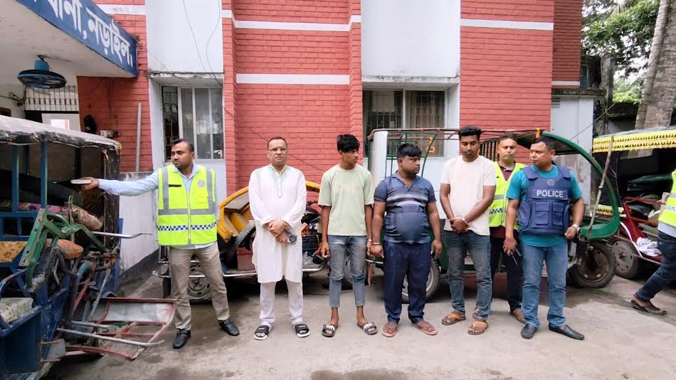 নড়াইলে ৪টি চোরাই ইজিবাইক ও একটি মোটরসাইকেল উদ্ধার, গ্রেপ্তার ৩