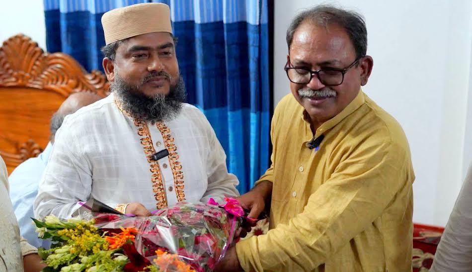ভোটের লড়াই শেষে জামায়াত প্রার্থীর বাসায় ফুল নিয়ে ফয়সল